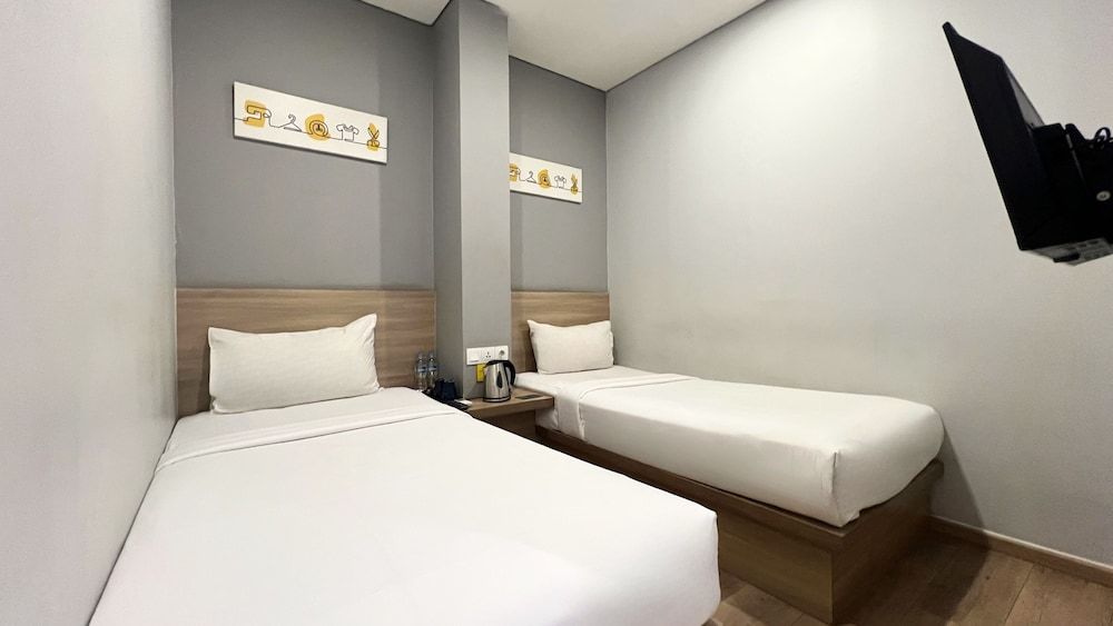 Yellow Bee Tanah Abang Superior Twin Room 4