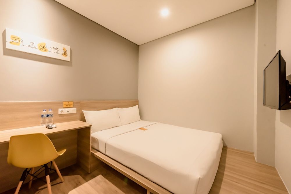 Yellow Bee Tanah Abang Superior Queen Room 2