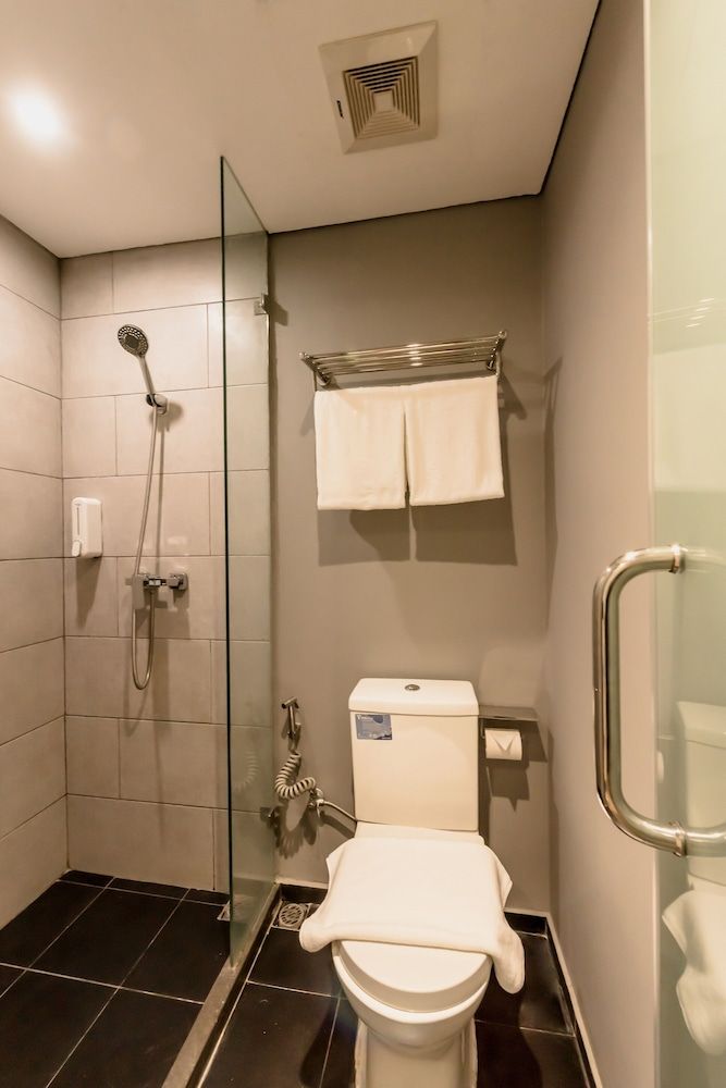 Yellow Bee Tanah Abang Superior Twin Room 6