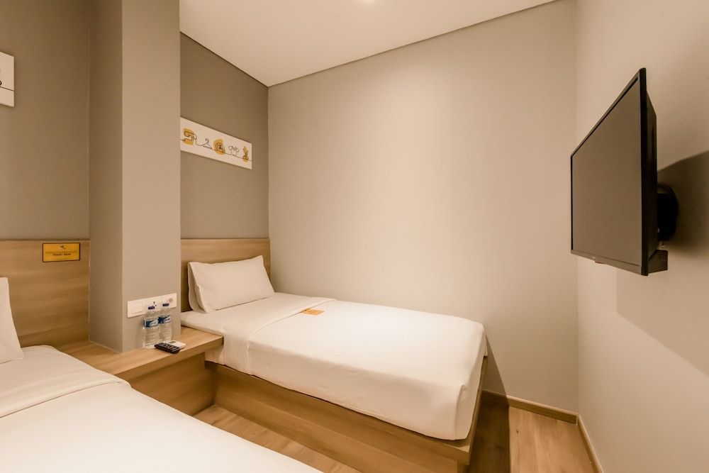 Yellow Bee Tanah Abang Superior Twin Room