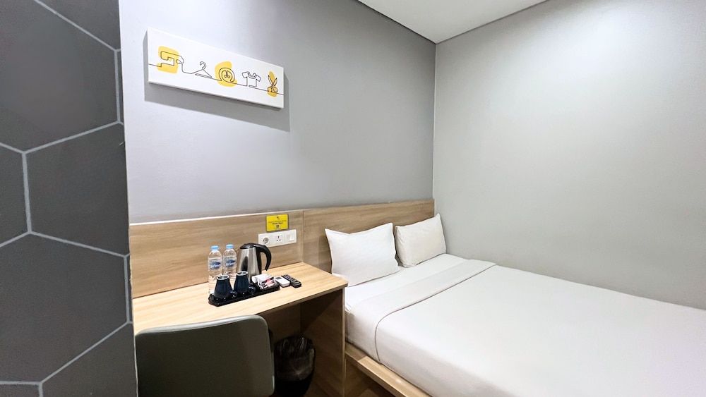 Yellow Bee Tanah Abang Superior Queen Room 4