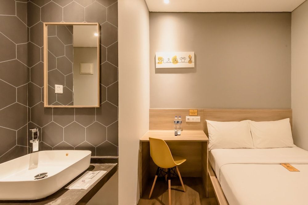 Yellow Bee Tanah Abang Superior Queen Room 8
