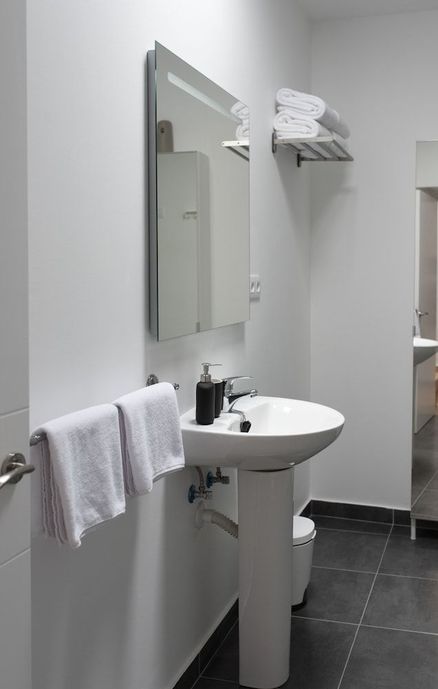 Villa Nestor Deluxe Suite, Hot Tub, Garden View 4