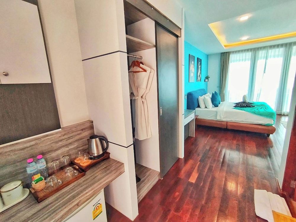 Phi Phi Mountain Beach Resort Deluxe Room with Ocean View and Jacuzzi 9