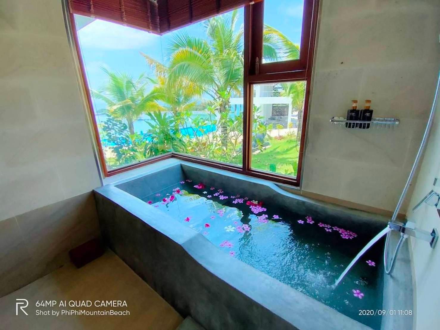 Deluxe with Bathtub