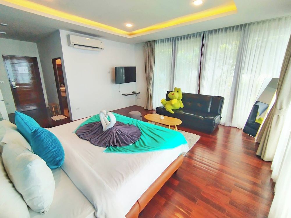 Phi Phi Mountain Beach Resort Deluxe Room with Ocean View and Jacuzzi