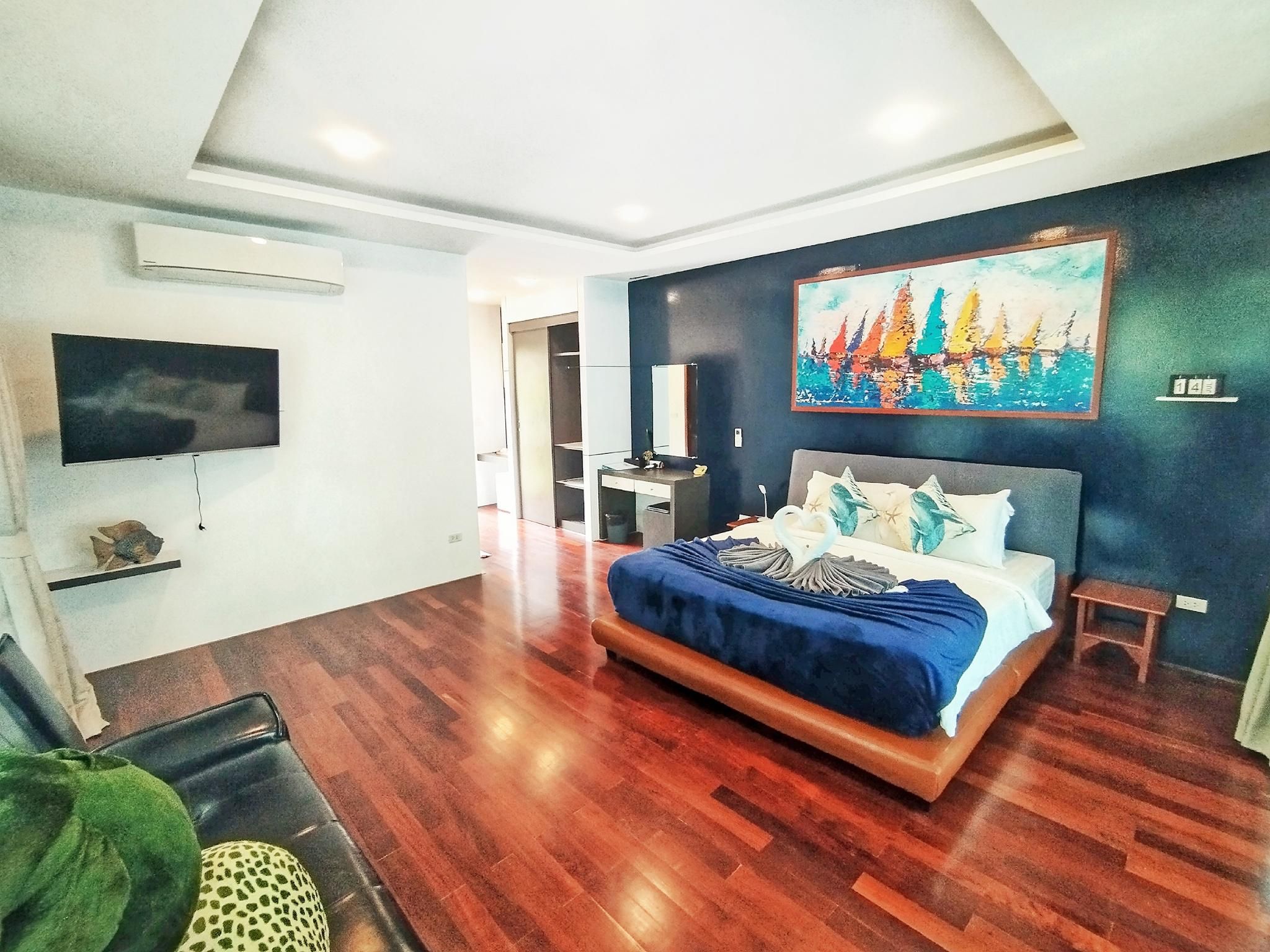 Deluxe with Bathtub