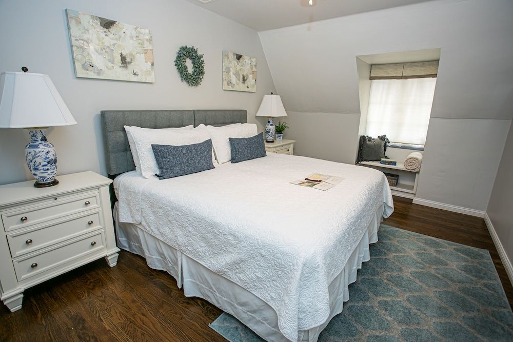 Hummingbird Estate Wine & Suites Luxury Suite, 1 King Bed, Pinot Noir Suite 7