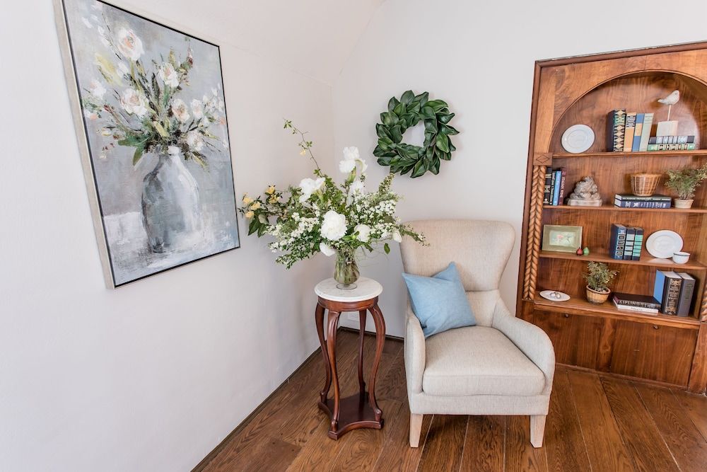 Hummingbird Estate Wine & Suites Luxury Suite, 1 King Bed, Japanese Maple Suite 4