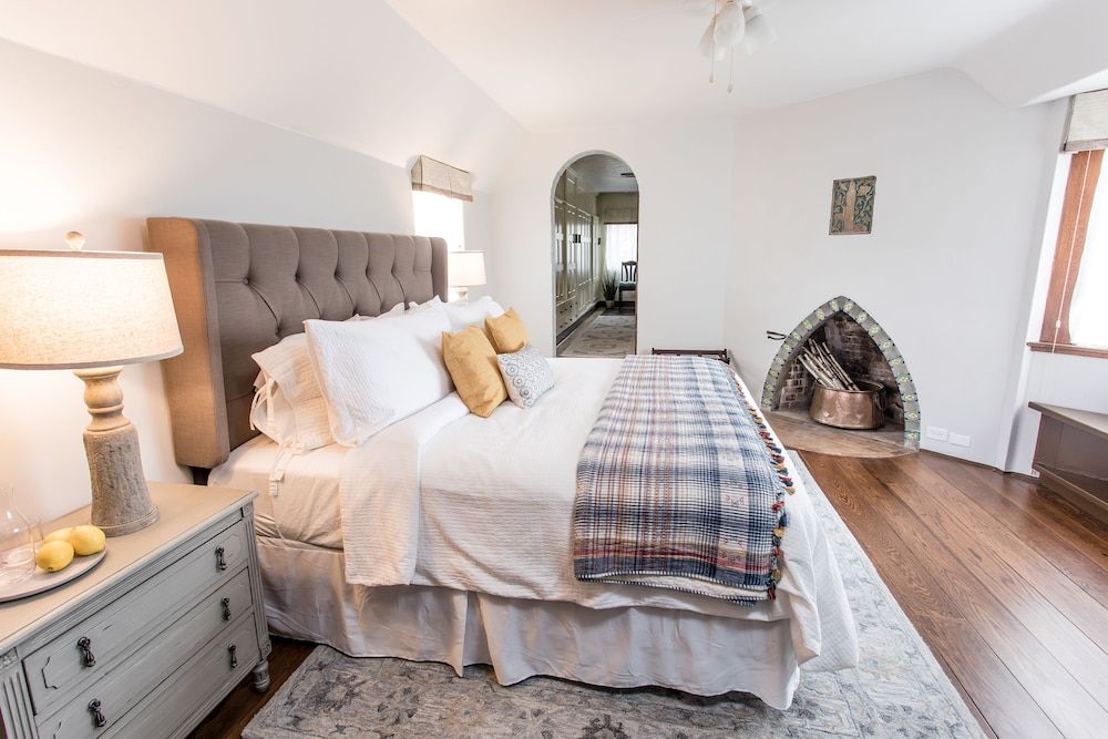 Hummingbird Estate Wine & Suites Luxury Suite, 1 King Bed, Japanese Maple Suite