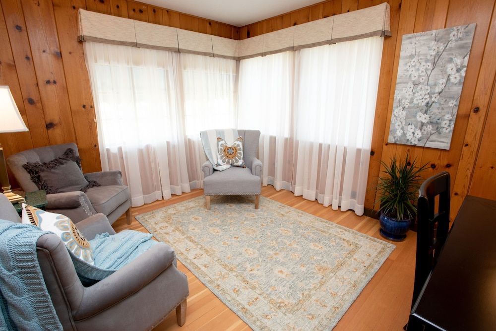 Hummingbird Estate Wine & Suites Luxury Suite, 1 King Bed, Pinot Noir Suite