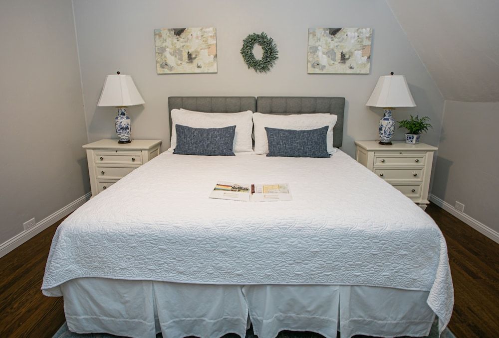 Hummingbird Estate Wine & Suites Luxury Suite, 1 King Bed, Pinot Noir Suite 2