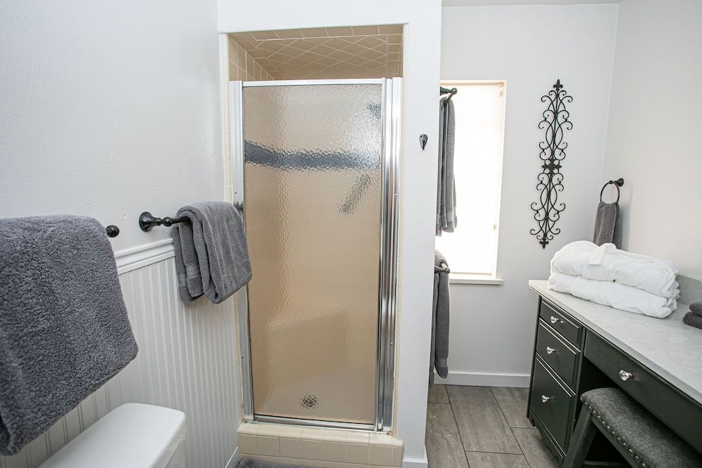 Hummingbird Estate Wine & Suites Luxury Suite, 1 King Bed, Pinot Noir Suite 5