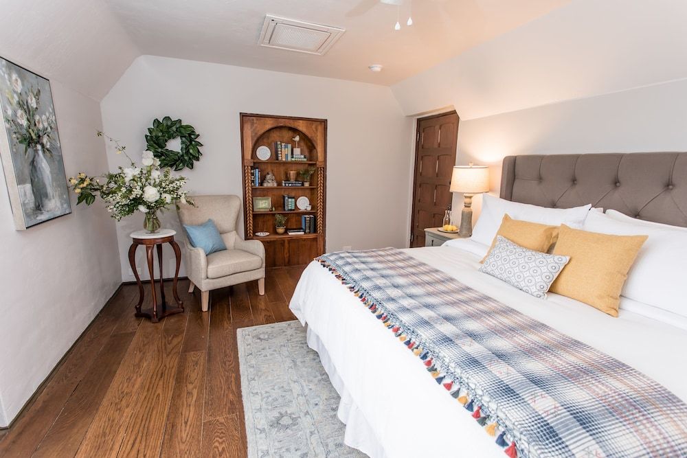 Hummingbird Estate Wine & Suites Luxury Suite, 1 King Bed, Japanese Maple Suite 3