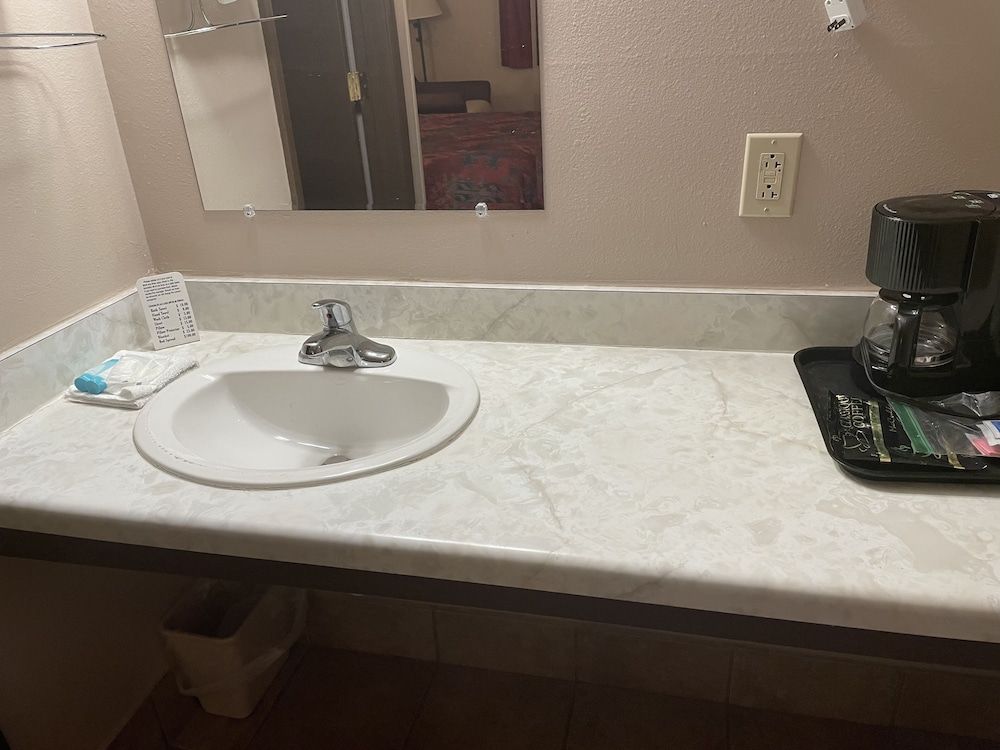 Lebo Inn Basic Single Room 2