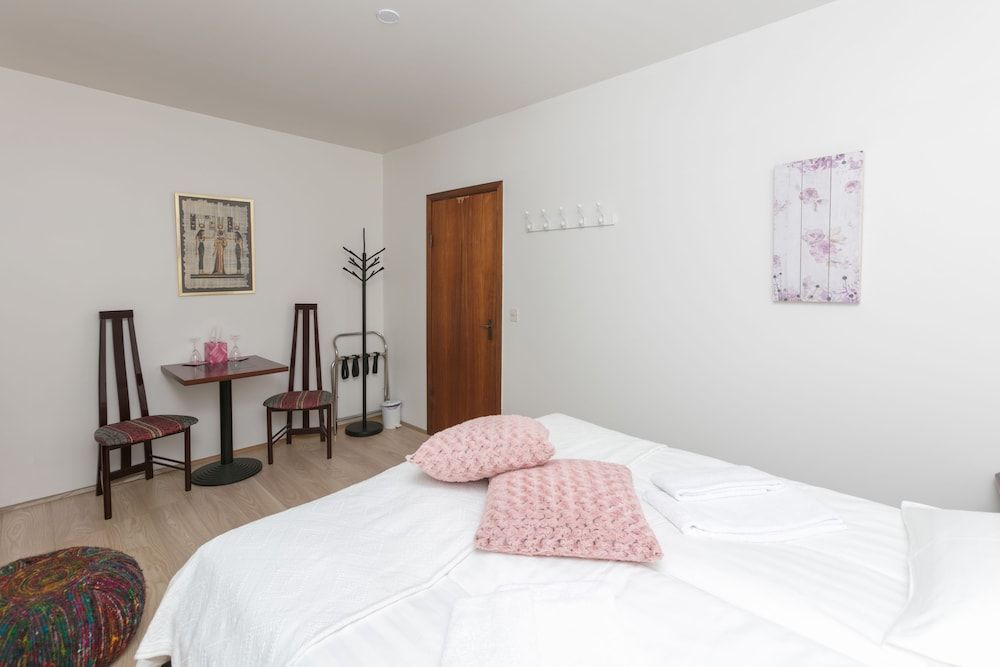 Blómasetrið Homestay Double Room, Shared Bathroom 2