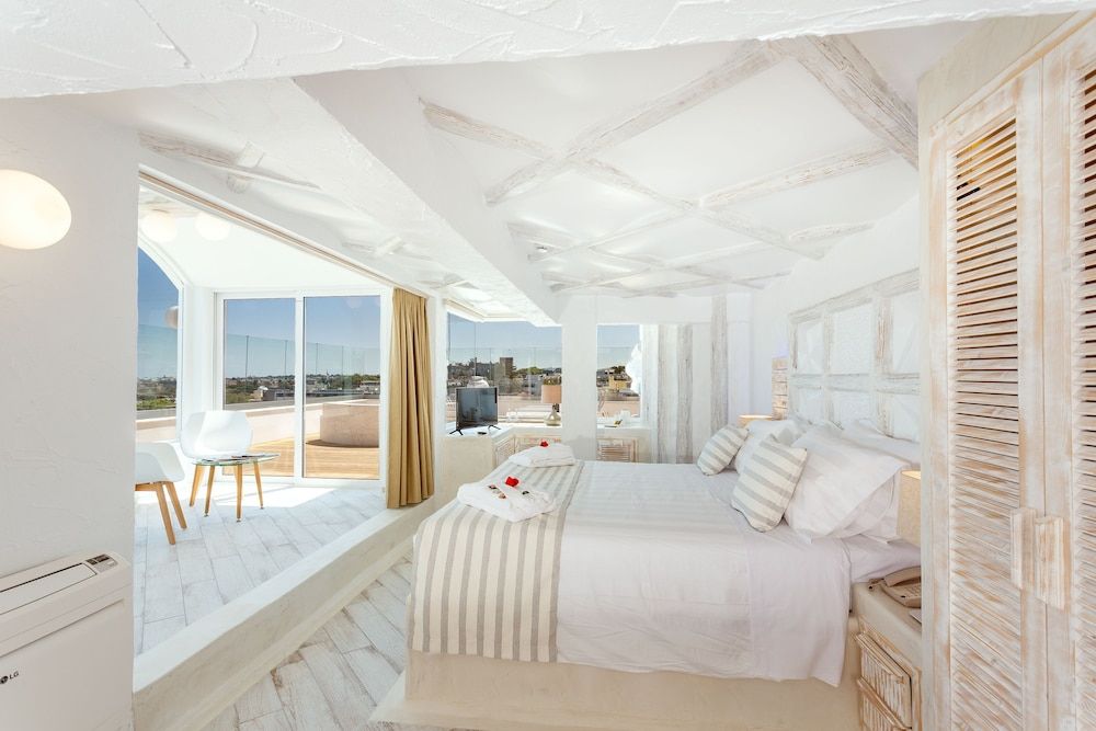 Deluxe Suite, 1 King Bed, Sea View, Executive Level