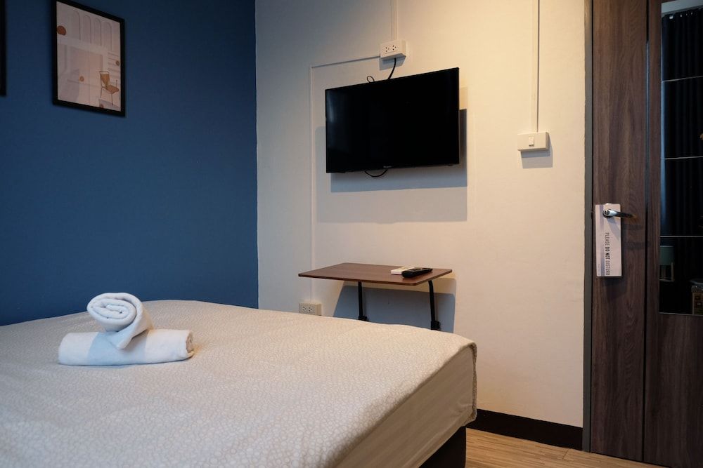 Sleep With Me Bangkok - BTS Phra Khanong Standard Double Room 6