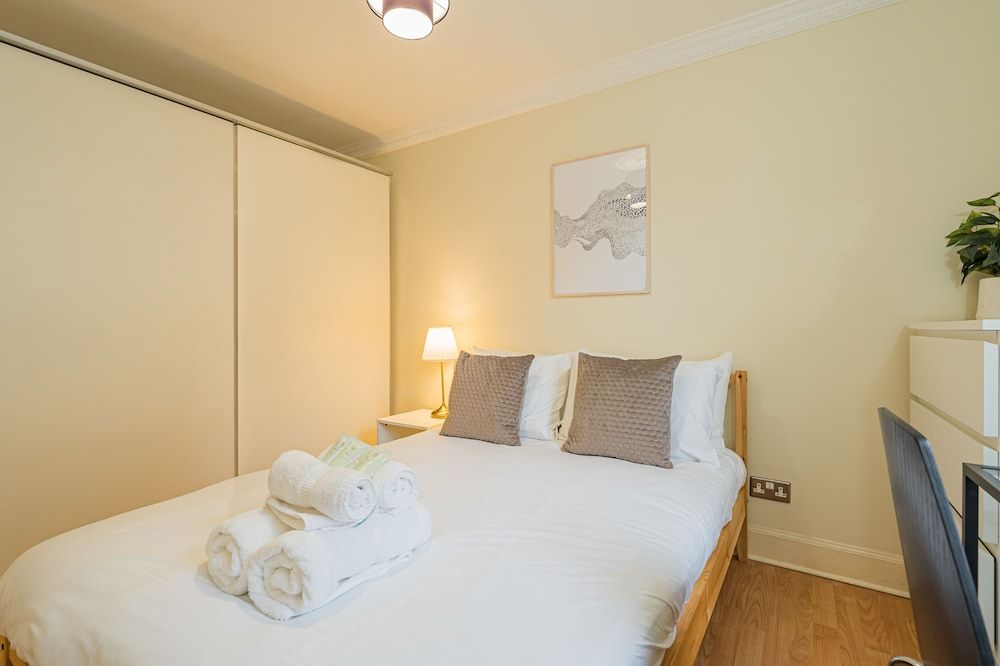 undefined 2 Bed Grassmarket Apartment 3
