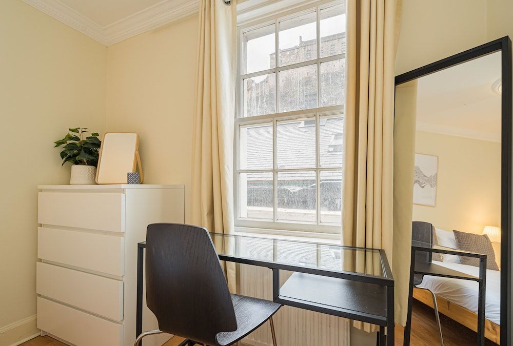 undefined 2 Bed Grassmarket Apartment 4