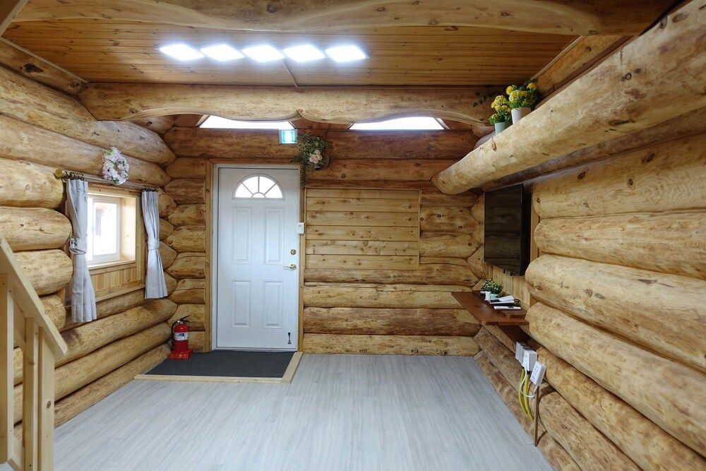 SSE Log Town 4 Person House B 6