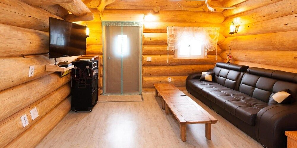 SSE Log Town 6 Person Suite House 5