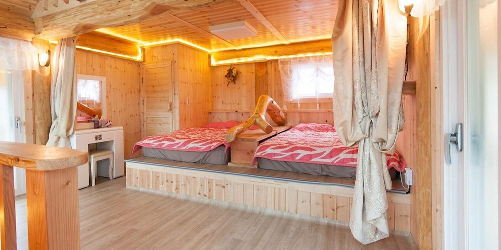 SSE Log Town 6 Person Suite House 3