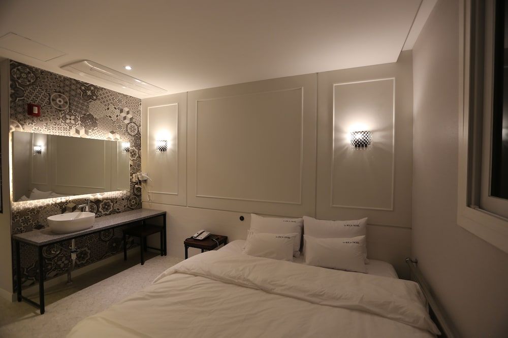 Idea Hotel Deluxe Room 7