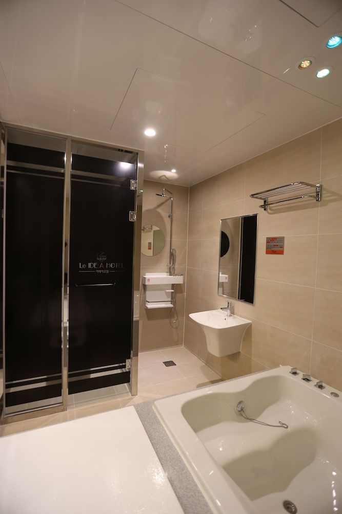 Idea Hotel Deluxe Room 6