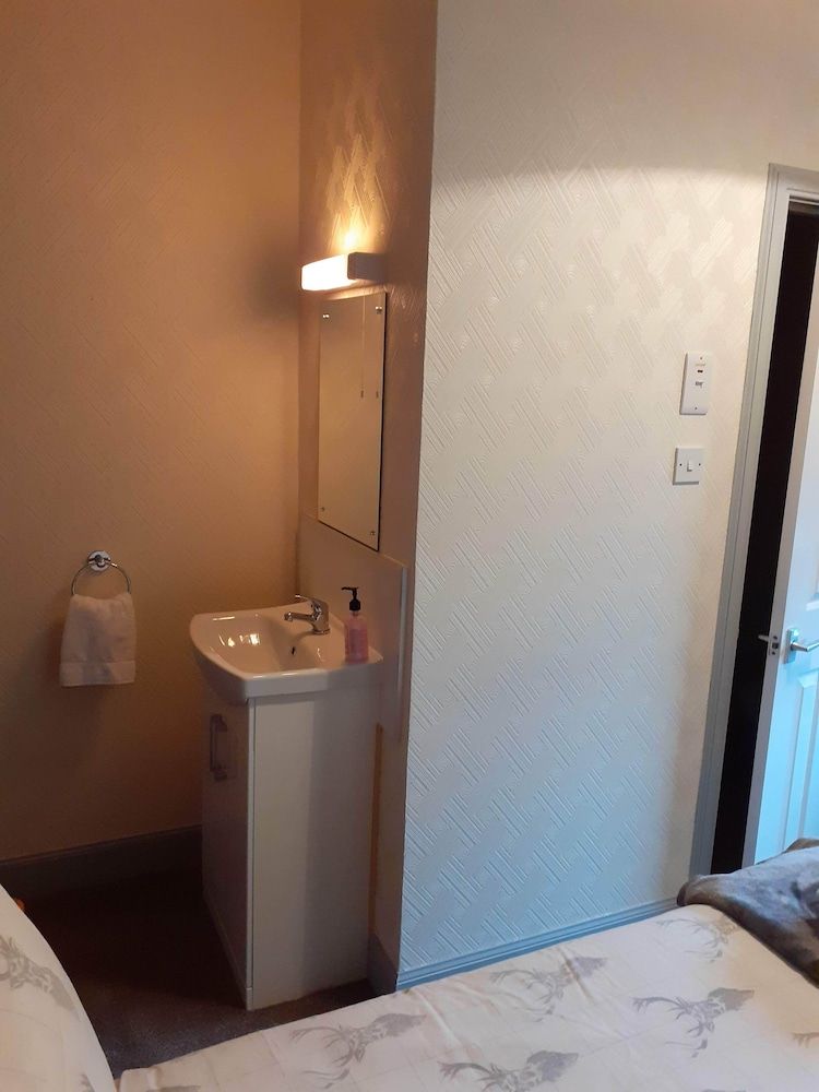 THE KEMPS Guest House Basic Double Room, Ensuite (Small) 3