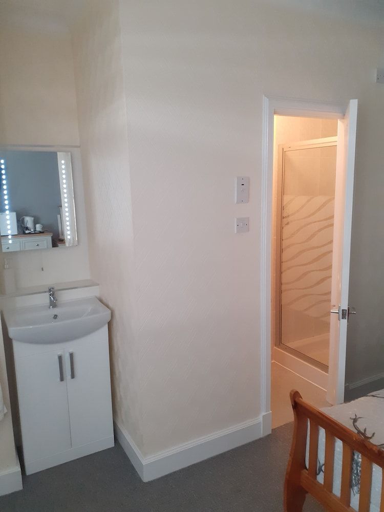 THE KEMPS Guest House Double Room, Ensuite 2