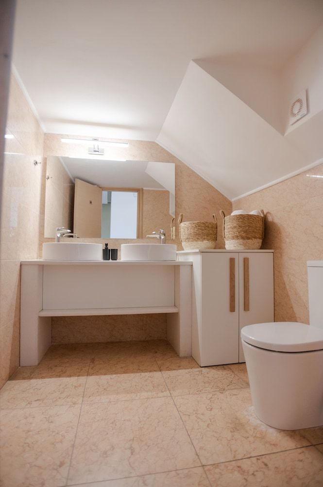 Marble Luxury Suites Executive 2 Bedroom Suite with Pool View / Olive 4