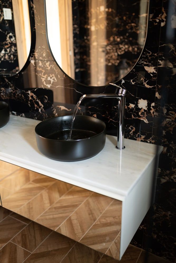 Marble Luxury Suites Luxury 2 Bedroom Suite with Pool View / Marin 5