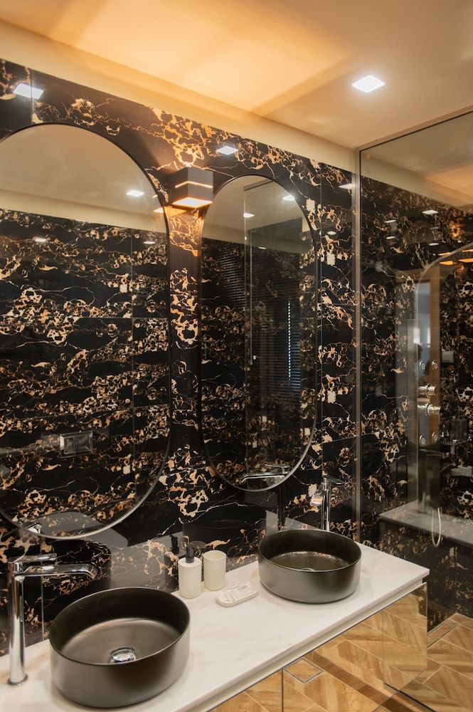 Marble Luxury Suites Luxury 2 Bedroom Suite with Pool View / Marin 6