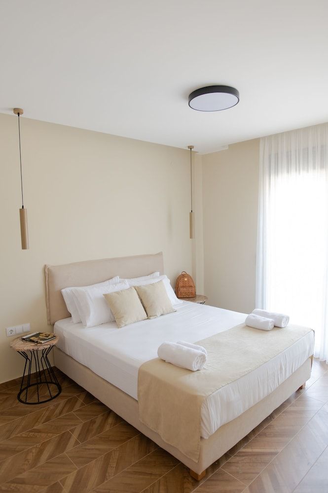 Marble Luxury Suites Luxury 2 Bedroom Suite with Pool View / Marin