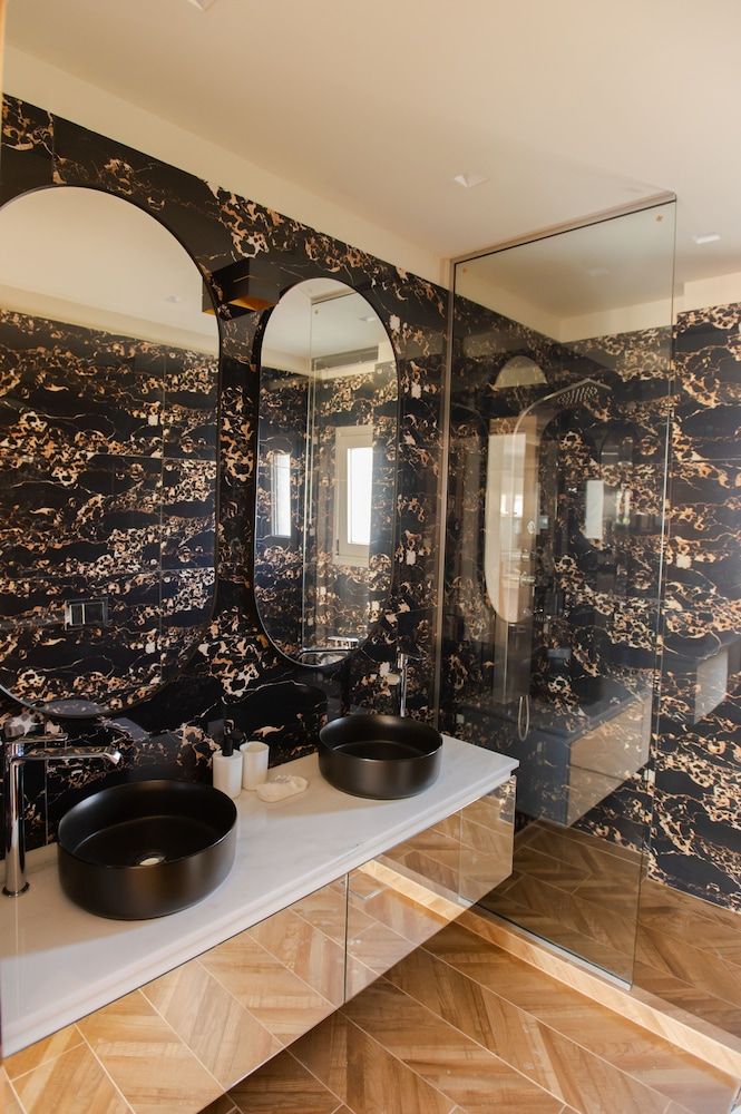 Marble Luxury Suites Luxury 2 Bedroom Suite with Pool View / Marin 4