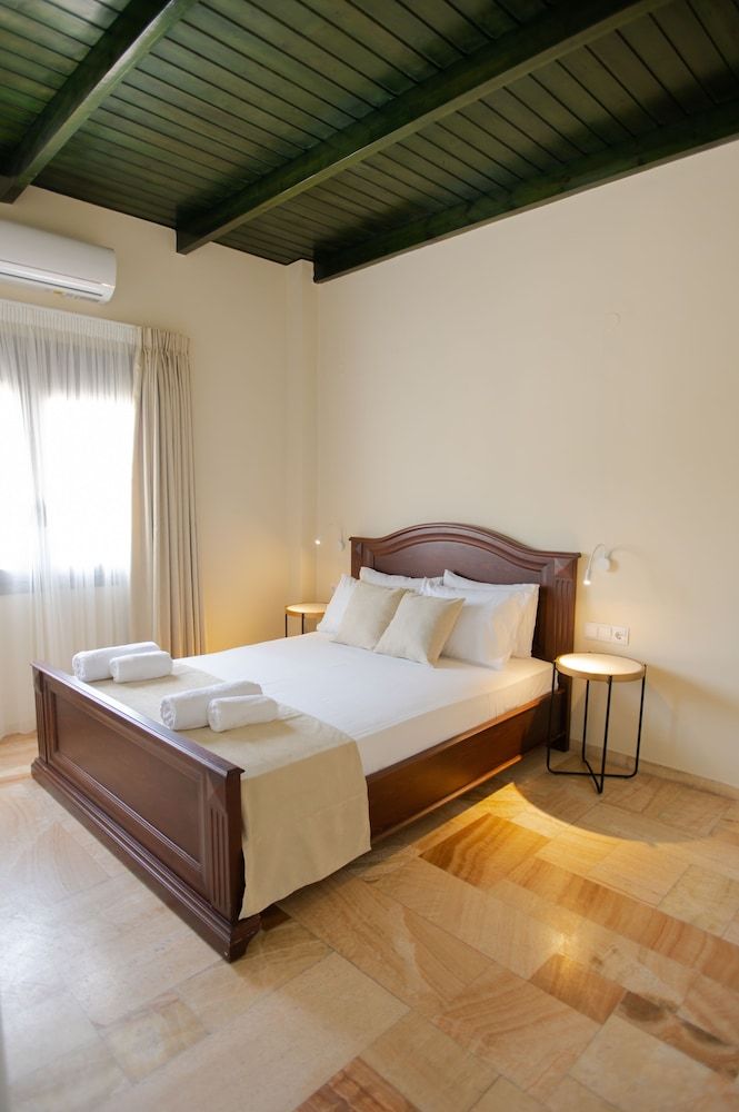 Marble Luxury Suites Deluxe 2 Bedroom Suite Upper Floor & Pool View / Onix