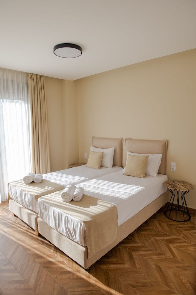 Marble Luxury Suites Luxury 2 Bedroom Suite with Pool View / Marin 3