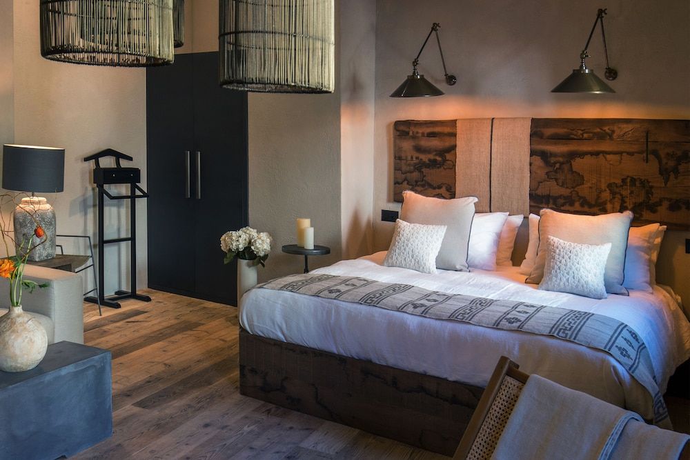 Junior Suite, 1 King Bed with Sofa bed, Garden View