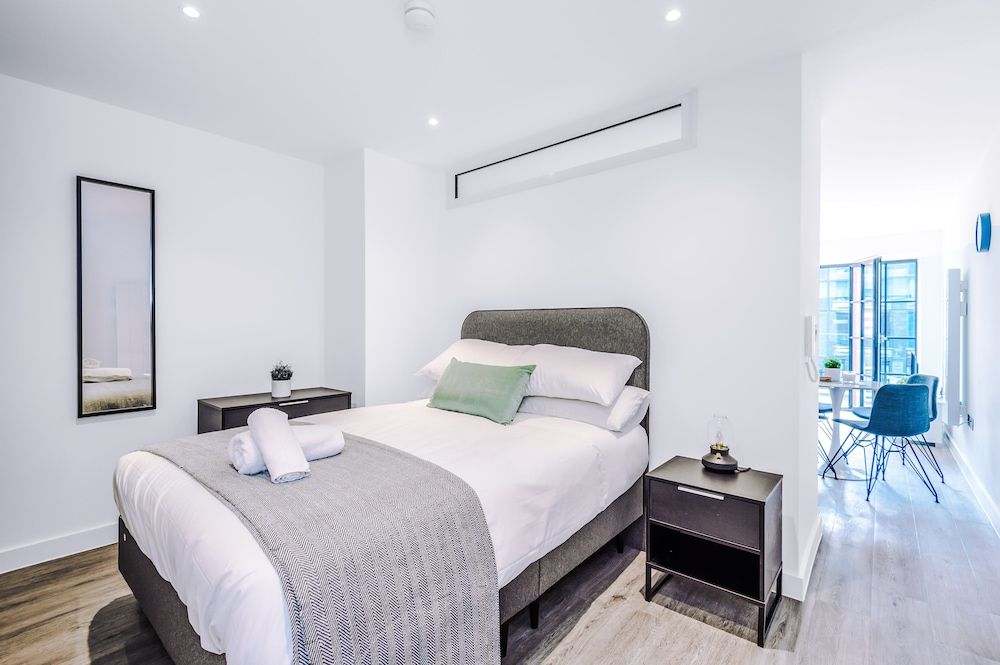Hilltop Serviced Apartments - Piccadilly Premium Apartment, 1 Double Bed