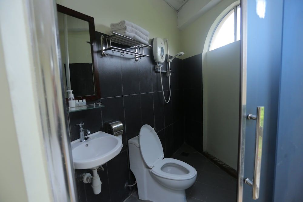 JAM Hotel near ERL Salak Tinggi Sepang Budget Twin Room 3