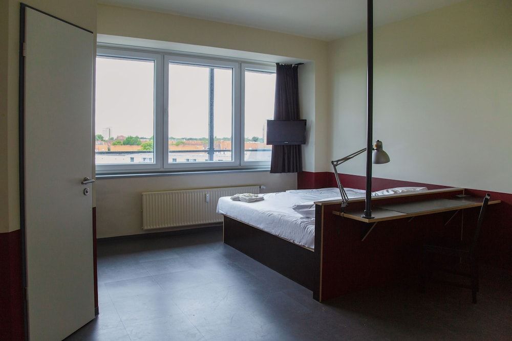 Base Apartments Medium Studio, Kitchenette, AC 5