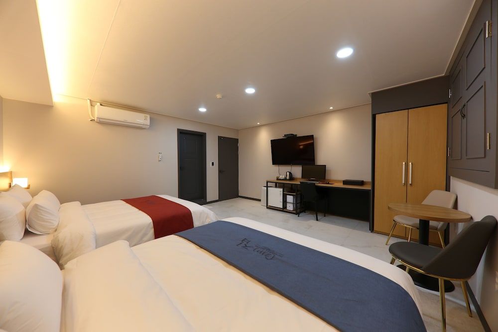 Hotel ZIP Deluxe Twin Room, Jetted Tub 2