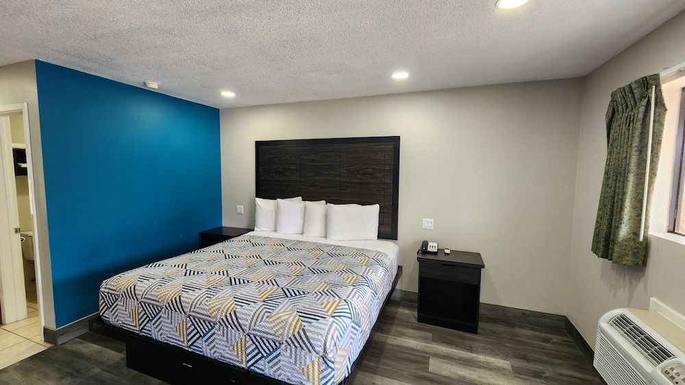 Scottish Inn & Suites Standard Room, 1 King Bed, Non Smoking, Refrigerator & Microwave