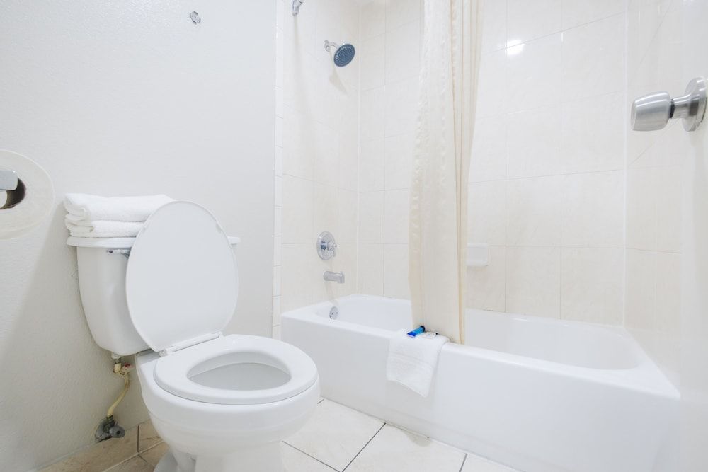 Scottish Inn & Suites Standard Room, 1 King Bed, Non Smoking, Refrigerator & Microwave 5