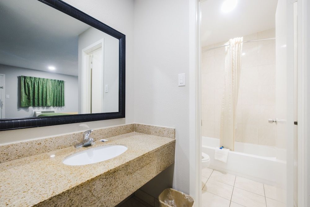 Scottish Inn & Suites Standard Room, 1 King Bed, Non Smoking, Refrigerator & Microwave 4