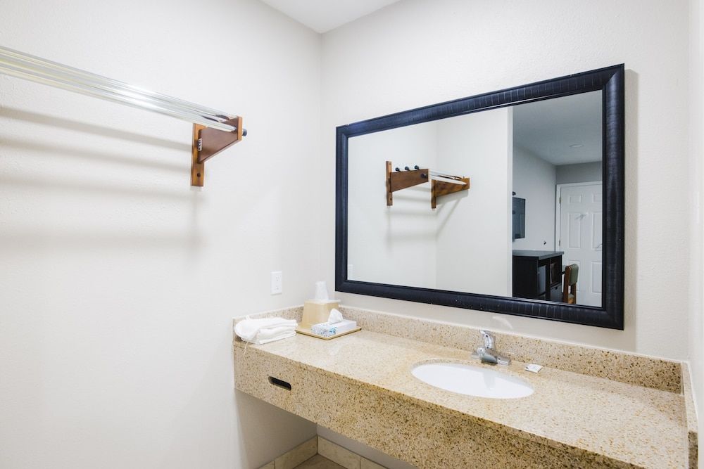 Scottish Inn & Suites Standard Room, 1 King Bed, Non Smoking, Refrigerator & Microwave 3