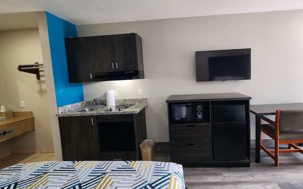 Scottish Inn & Suites Room, 1 King Bed, Non Smoking, Kitchenette 9