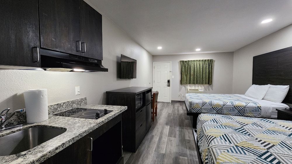 Scottish Inn & Suites Deluxe Room, 2 Queen Beds, Smoking, Kitchenette 9