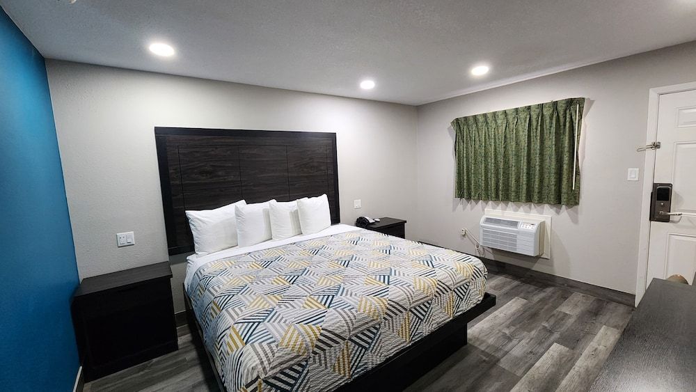 Scottish Inn & Suites Standard Room, 1 King Bed, Non Smoking, Refrigerator & Microwave 2